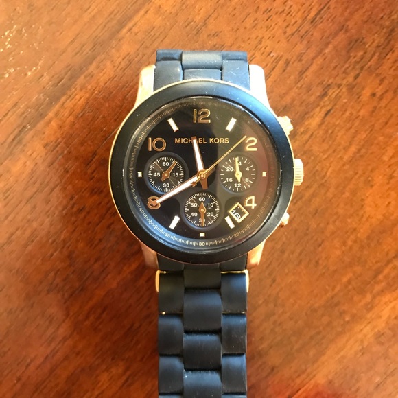 Michael Kors - Picture 1 of 3